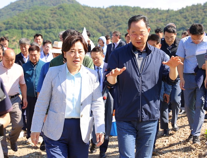 송미령 농식품부장관이 29일 명현관 해남군수와 함께 해남 배추 작황 상황을 점검하고 있다. ⓒ 해남군