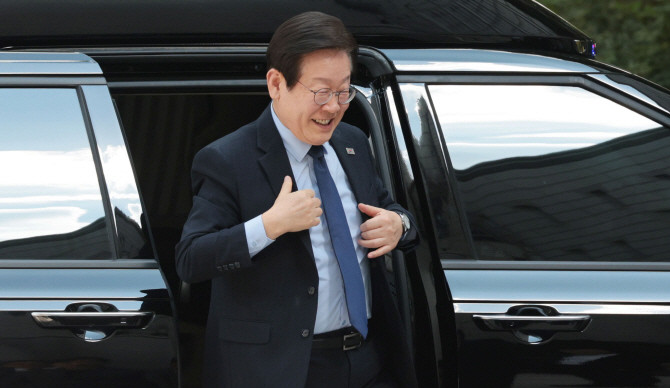 이재명 더불어민주당 대표가 30일 오후 서울 서초구 서울중앙지법에서 열린 위증교사 혐의 관련 1심 결심공판에 출석하기 위해 차량에서 하차하고 있다. ⓒ 연합뉴스