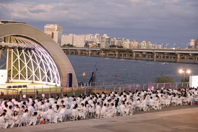 순백의 만찬 '디네앙블랑 서울 2024'가 지난 28일 여의도 한강공원 물빛무대에서 성황리에 마무리됐다. © 디네앙블랑