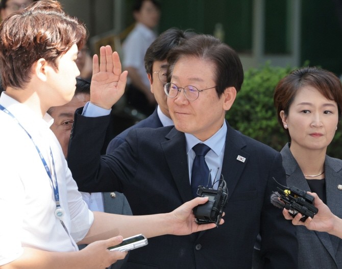 이재명 더불어민주당 대표가 30일 오후 서울 서초구 서울중앙지법에서 열린 위증교사 혐의 관련 1심 결심공판에 출석하기 위해 법정으로 향하며 지지자들을 향해 손을 흔들고 있다. ⓒ 연합뉴스