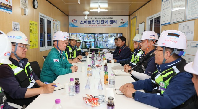 이정복 사장(왼쪽 두번째)이 스마트 안전 관제 센터에서 협력회사 관계자들을 만나 애로사항을 듣고 있다. ⓒ 서부발전