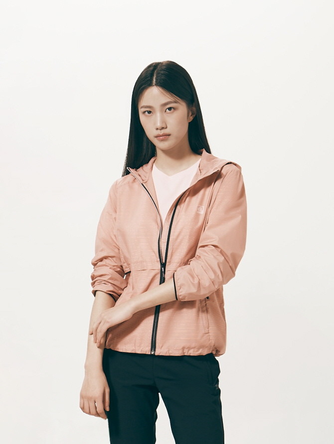 레드페이스가 등산은 물론 러닝과 같은 애슬레저룩으로도 활용하기 좋은 다용도 재킷을 출시했다. © 레드페이스