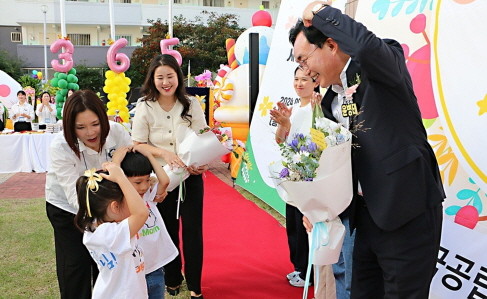 윤병태 나주시장이 지난달 30일 365일 시간제 보육실 3호점(송월동 궁전어린이집) 개원식에 참석해 원아들과 하트 인사를 하고 있다. ⓒ나주시