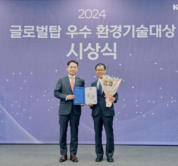 금호타이어가 2024 글로벌탑 우수 환경기술대상에서 대상(환경부 장관상)을 수상했다. 오른쪽부터 김장현 금호타이어 혁신제품선행개발TF 연구위원과 이병화 환경부 차관. ⓒ 금호타이어