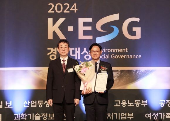 사진 왼쪽부터 동아일보 천광암 논설주간, iM뱅크(아이엠뱅크) 강정훈 경영기획그룹장 부행장. ⓒ DGB금융그룹