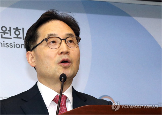한기정 공정거래위원장이 2일 정부세종청사에서 카카오모빌리티의 공정거래법 위반 행위에 대해 시정명령과 과징금 잠정 742억원을 부과하고, 카카오모빌리티 법인을 검찰에 고발한다고 밝혔다. ⓒ 연합뉴스