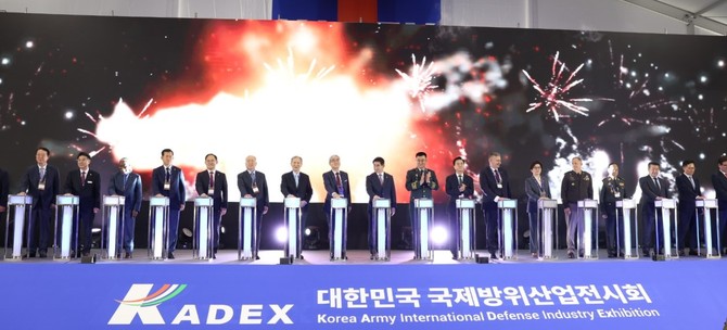 김태흠 충남지사는 2일 이응우 계룡시장, 김용현 국방부 장관, 석종건 방위사업청장, 국내외 방산 기업 관계자 등이 참석한 가운데 '2024 대한민국 국제방위산업전시회를 개최했다. ⓒ 충남도