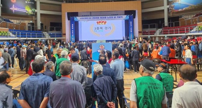 지난 1일 윤봉길체육관에서 제28회 노인의 날 기념행사의 일환으로 '2024년 어르신 건강왕 선발대회'를 개최했다. ⓒ 예산군