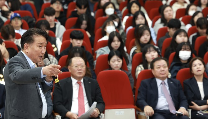 김영환 충북지사가 2일 충북보건과학대학교에서 '충청북도, 대한민국 중심에 서다'라는 주제로 특별 강의를 진행하고 있다. ⓒ 충북도
