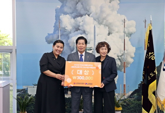 수어통역 우수사례 대상수상(왼쪽부터 이수미 수어통역사, 공영민 고흥군수, 정순옥 수어 통역 센터장) ⓒ고흥군