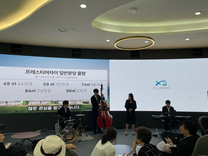 '자이 갤러리' 2층 입구에서 크로스오버 밴드 '코즈'의 재즈 공연이 펼쳐지고 있다. 공연은 오픈날 포함, 5일 동안만 운영되며, 공연시간은 오전 11시~오후 4시다. = 박선린 기자