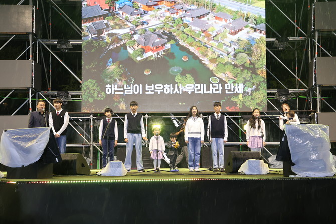 제3회 의령리치리치페스티벌에서 10남매가 애국가 제창을 하고 있다. ⓒ 프라임경제