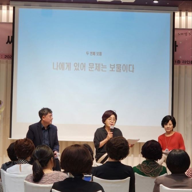 김영휴 대표가 임직원들 앞에서 기념사를 하고 있다. © 씨크릿우먼