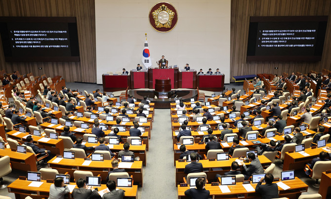 4일 열린 국회 본회의에서 윤석열 대통령의 재의 요구로 국회로 돌아온 △김건희 여사 특검법 △채상병 특검법 △지역화폐법 개정안 3개 법안이 부결되고 있다. ⓒ 연합뉴스