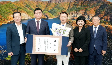 2025 전남국제수묵비엔날레 총감독으로 선정된 윤재갑 그라운드 서울 디렉터가 7일 전남도청 귀빈실에서 문화재단 이사장인 명창환 전남도 행정부지사로부터 위촉장을 받은 뒤 기념촬영을 하고 있다. ⓒ 전남도