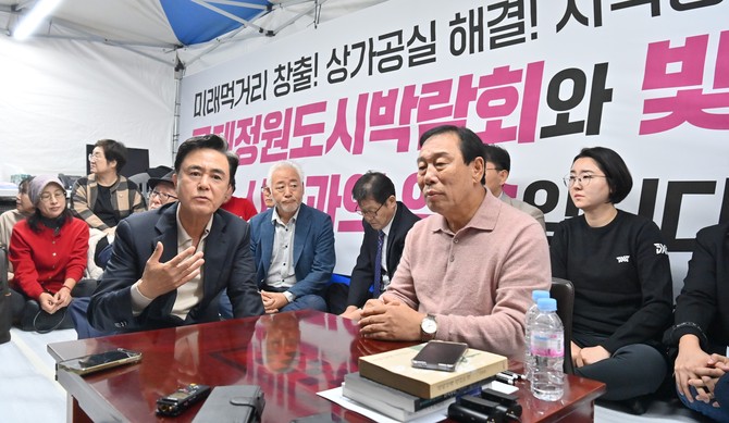 김태흠 충남지사는 지난 6일 단식 농성에 돌입한 최민호 세종시장을 찾아 위로의 뜻을 전하고 있다. ⓒ 충남도