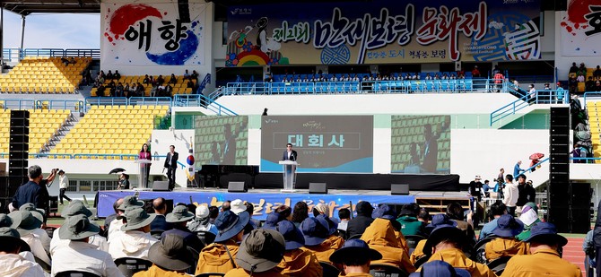 지난 4일 보령종합경기장 및 보령문화의전당 일원에서 열린 제21회 만세보령문화제에서 김동일 보령시장이 대회사를 하고 있다. ⓒ 보령시