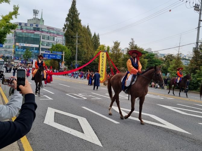 지난 6일 수원종합운동장 인근에서 '정조대왕 화성 능행차'가 재현됐다. = 김상준 기자