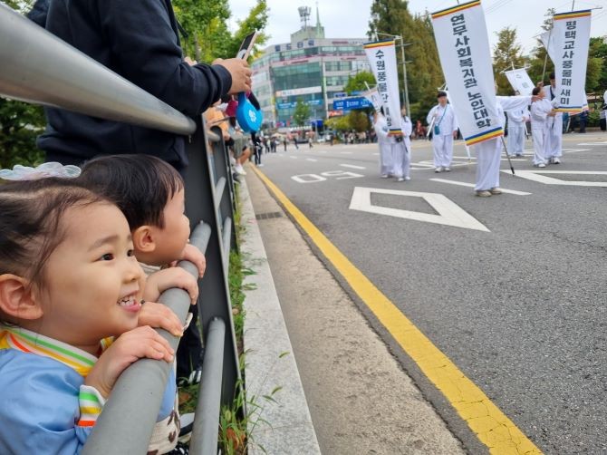 능행차를 동심 어린 시선으로 바라보고 있다. = 김상준 기자