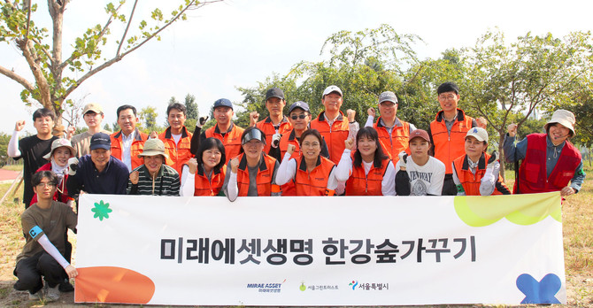 미래에셋생명은 20여명의 임직원 봉사단과 일반 시민이 함께 '미래에셋생명과 함께하는 2024 이촌한강공원 한강숲 가꾸기 봉사활동'을 진행했다고 8일 밝혔다. ⓒ 미래에셋생명