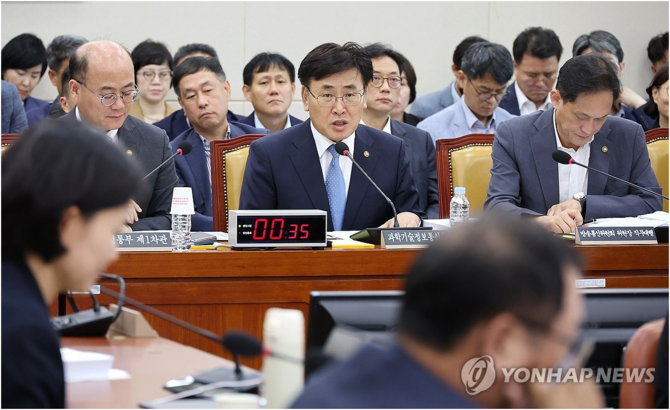 유상임 과학기술정보통신부 장관이 8일 국회 과학기술정보방송통신위원회가 과학기술정보통신부(이하 과기부)를 대상으로 실시한 국정감사에서 질문에 대답하고 있다. ⓒ 연합뉴스