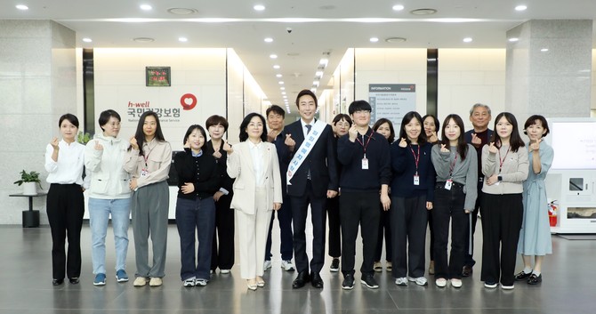 임채성 세종시의회 의장은 8일 국민건강보험공단 세종지사에서 일일 명예지사장으로 위촉돼 공단 업무를 체험 후 기념촬영을 하고 있다. ⓒ 의회사무국