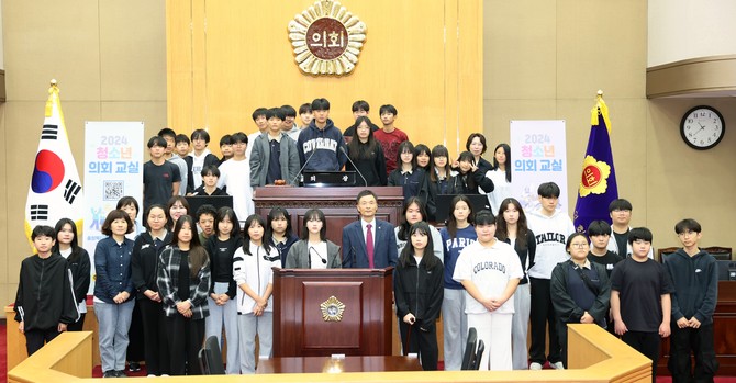 8일 옥천 이원중학교 학생들을 대상으로 도의회 본회의장에서 제108회 청소년 의회교실을 운영 후 기념촬영을 하고 있다. ⓒ 의회사무국