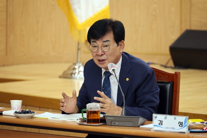 김성 장흥군수가 2025년 지역 발전전략에 대해 이야기 하고 있다. ⓒ 장흥군
