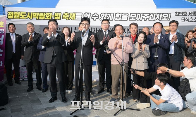 한동훈 국민의힘 당대표가 8일 최민호 시장의 단식 현장을 찾아 2026 세종 국제정원도시박람회 성공 개최를 위해 여당 차원에서 힘쓰겠다고 밝혔다. ⓒ 프라임경제