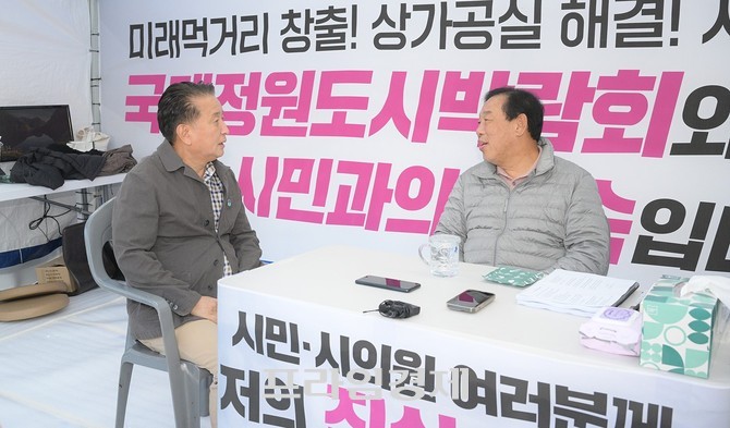 김영환 충북지사가 9일 최민호 시장의 단식 현장을 찾아 2026 세종 국제정원도시박람회 성공 개최를 위해 여당 차원에서 힘쓰겠다고 밝혔다. ⓒ 프라임경제