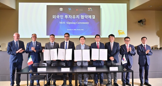 김태흠 지사는 지난 8일 이탈리아 로마에서 스테파노 발리스타 에니 라이브(Eni Live) CEO, 이종호 LG화학 유럽법인 대표, 이완섭 서산시장과 함께 투자협약을 체결 후 기념촬영을 하고 있다. ⓒ 충남도