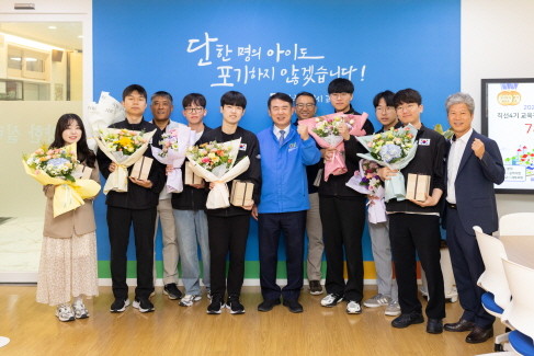 이정선 광주시교육감이 국제기능올림픽에서 메달 수상자와 관계자를 격려한 후 기념촬영을 하고 있다. ⓒ 광주시교육청