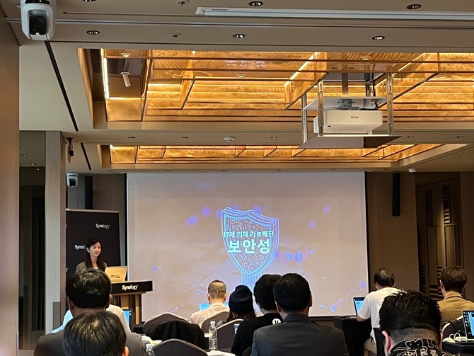 10일 앰배서더 서울 풀만 호텔에서 열린 기자간담회에서 발표 중인 조앤 웡 시놀리지 국제 사업 총괄. =최민경 기자