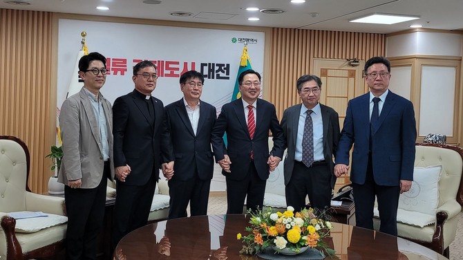 왼쪽부터 김철중 건양대학교병원 기획조정실장, 강전용 카톨릭대학교 대전성모병원장, 윤석화 충남대학교병원 진료부원장, 이장우 대전시장, 김하용 을지대학교병원장, 배장호 건양대학교병원장. ⓒ 대전시