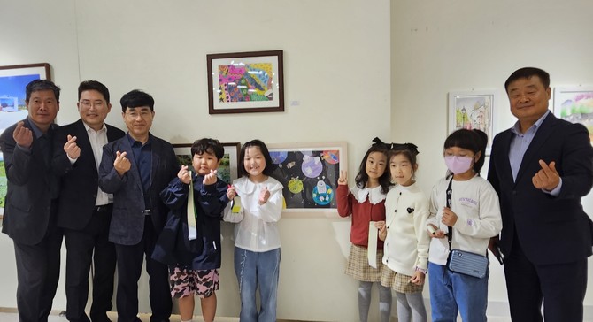 10일부터 충남교육청학생교육문화원에서 '2024 제23회 사제동행 충남초등미술작품전'을 개최 기념촬영을 하고 있다. ⓒ 충남교육청
