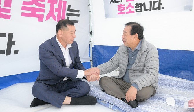 최원철 공주시장이 10일 최민호 시장의 단식 현장을 방문해 힘을 보탤 뜻을 밝혔다. ⓒ 세종시