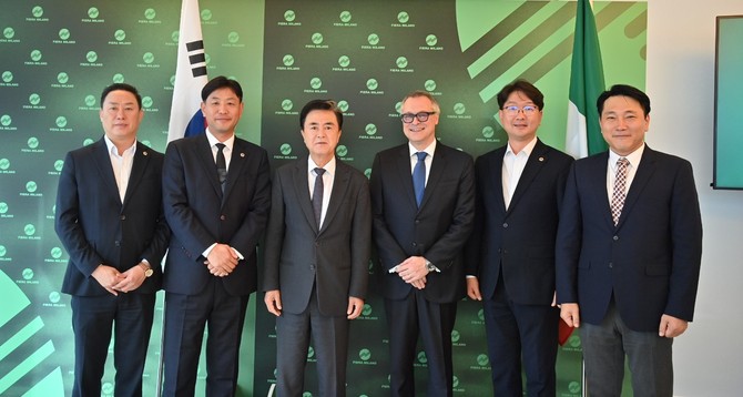 지난 10일(현지시각) 피에라 밀라노에서 카를로 보노미 회장을 접견 후 단체 기념촬영을 하고 있다. ⓒ 충남도
