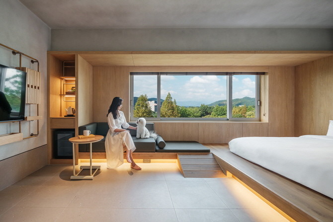 교원그룹의 신개념 펫 프렌들리 호텔 '키녹(KINOCK)'이 여행하기 좋은 가을을 맞아 반려견과 함께할 수 있는 다양한 펫크닉(Pet+Picnic) 프로모션을 마련했다. © 교원그룹