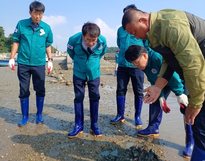 11일 전형식 도 정무부지사와 도, 서산시 공무원들은 이날 가로림만 왕산어촌계를 방문해 피해 현황을 확인하고 어업인들의 애로사항을 청취했다. ⓒ 충남도