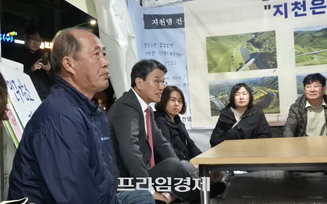 김돈곤 청양군수가 11일 오후 천막 농성장을 방문해 지천댐 반대 입장을 재확인하며 "여러분이 계셔서 힘이 된다"고 격려하고 있다. ⓒ 프라임경제