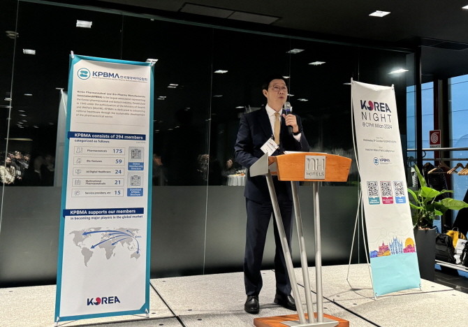 노연홍 제약바이오협회 회장이 CPHI 2024 코리아나잇에 참가해 인사말을 하고 있다. © 한국제약바이오협회