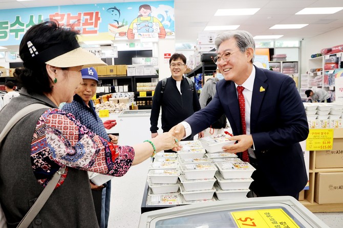 오태완 의령군수가 LA 농식품 홍보판촉전에서 의령 우수제품을 선보이고 있다. ⓒ 의령군
