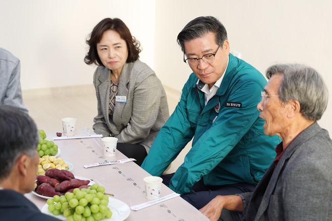 진병영 함양군수가 고태 마을회관에서 주민들의 애로사항을 청취하고 있다. ⓒ 함양군
