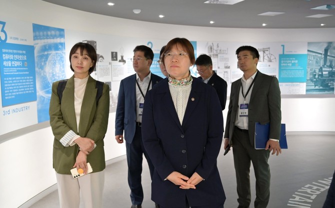 장미란 문체부 차관이 진주 K-기업가정신센터를 둘러보고 있다. ⓒ 진주시