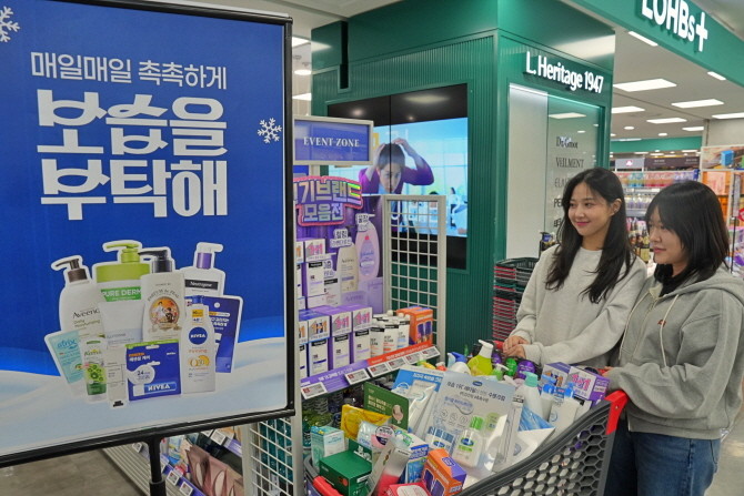 롯데마트는 오는 10월17일부터 10월30일까지 2주간, 전 점에서 보습 제품 1200여개에 대해 최대 50% 할인 혜택을 제공하는 '뷰티플렉스' 할인 행사를 진행한다. ©