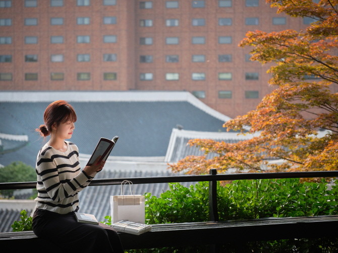 서울신라호텔이 책과 함께 온전한 휴식을 취하는 '북캉스' 패키지를 출시한다. © 호텔신라