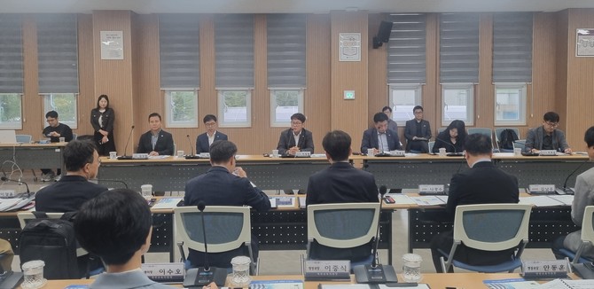지난 15일 제421회 임시회 회기 중 제천교육지원청을 방문해 북부권 교육지원청 간담회를 개최하고 있다. ⓒ 의회사무국
