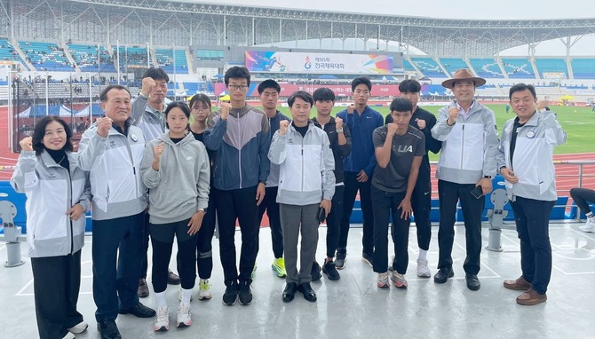 지난 15일 제105회 전국체육대회에 참가하는 충남지역 고등부 선수단을 격려 후 기념촬영을 하고 있다. ⓒ 의회사무국