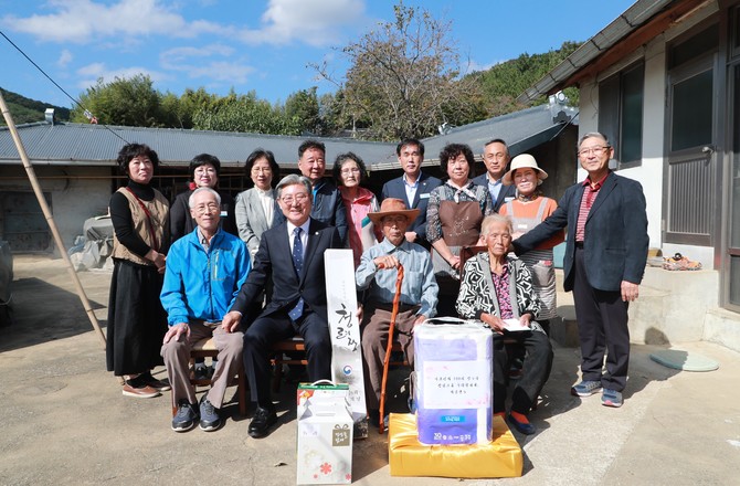 오태완 의령군수가 100세 이상 어르신들에게 장수 축하금과 생필품을 전달하고 있다. ⓒ 프라임경제