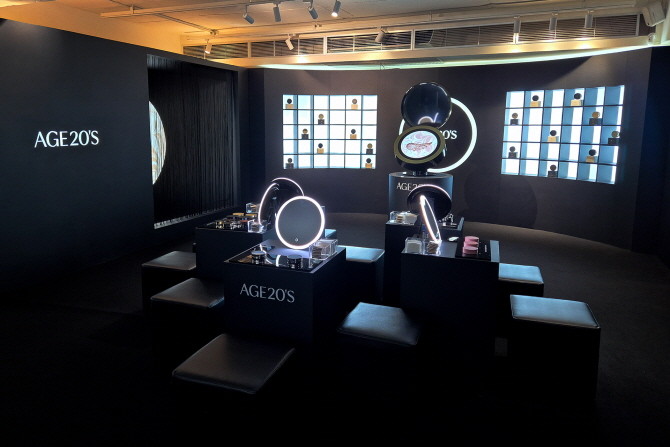 애경산업의 화장품 브랜드 'AGE20'S'와 메이크업 전문 브랜드 '루나'가 오는 10월29일까지 서더 성동구에 위치한 베이컨트 성수에서 팝업스토어를 운영한다. © 애경산업